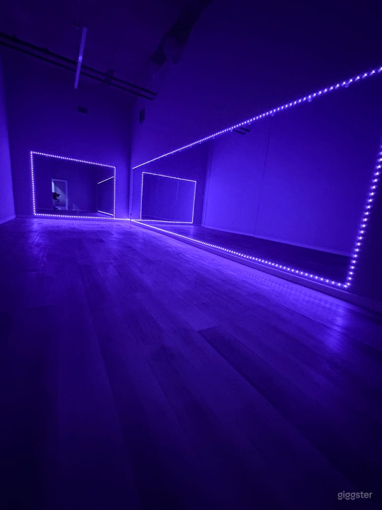 Dance studio • Workout • Mirrored walls 