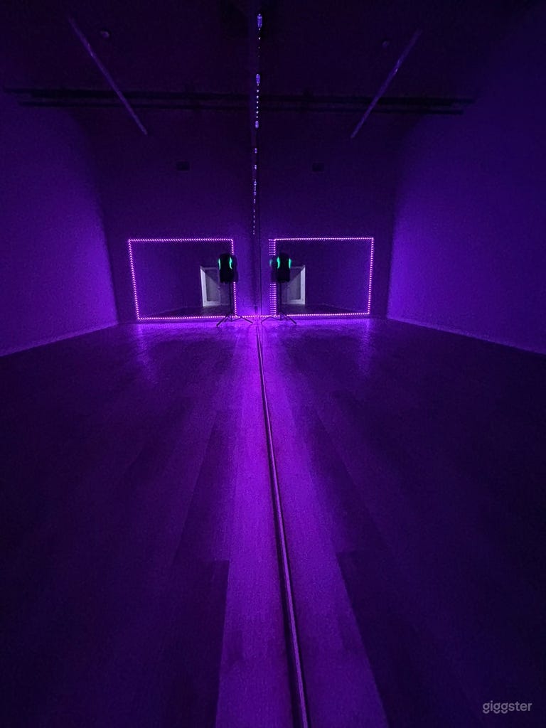  Dance studio • Workout • Mirrored walls 