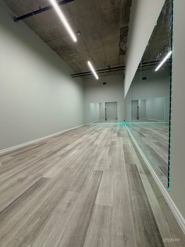  Dance studio • Workout • Mirrored walls 