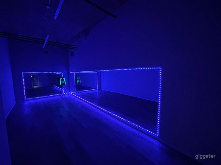  Dance studio • Workout • Mirrored walls 