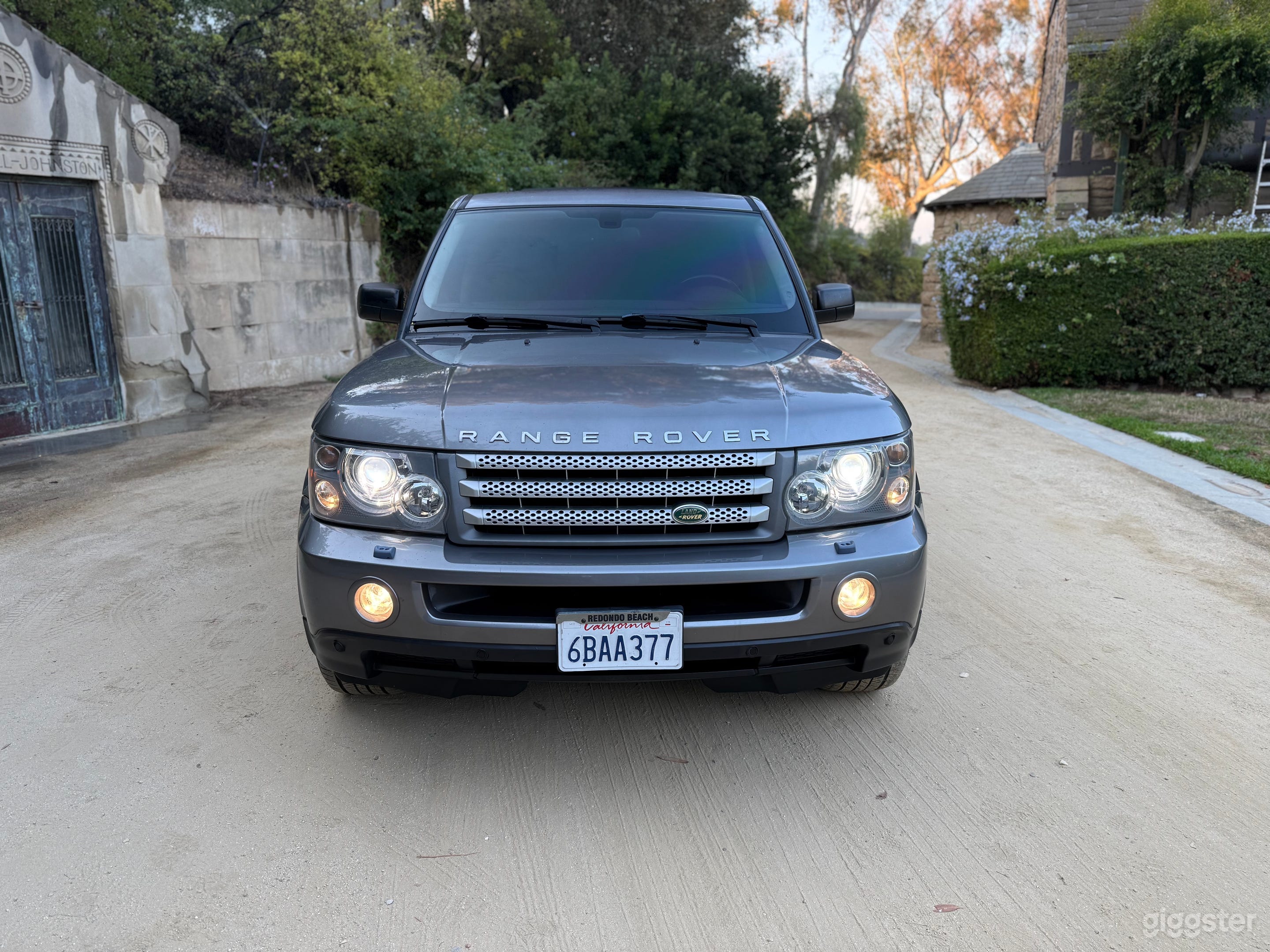 Classic Luxury Range Rover Sport Photo 2