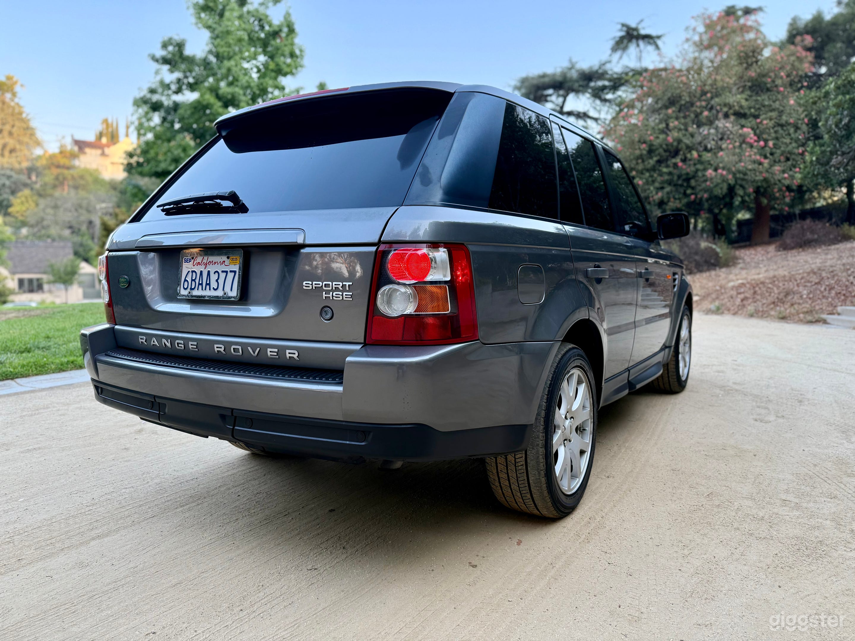 Classic Luxury Range Rover Sport Photo 4