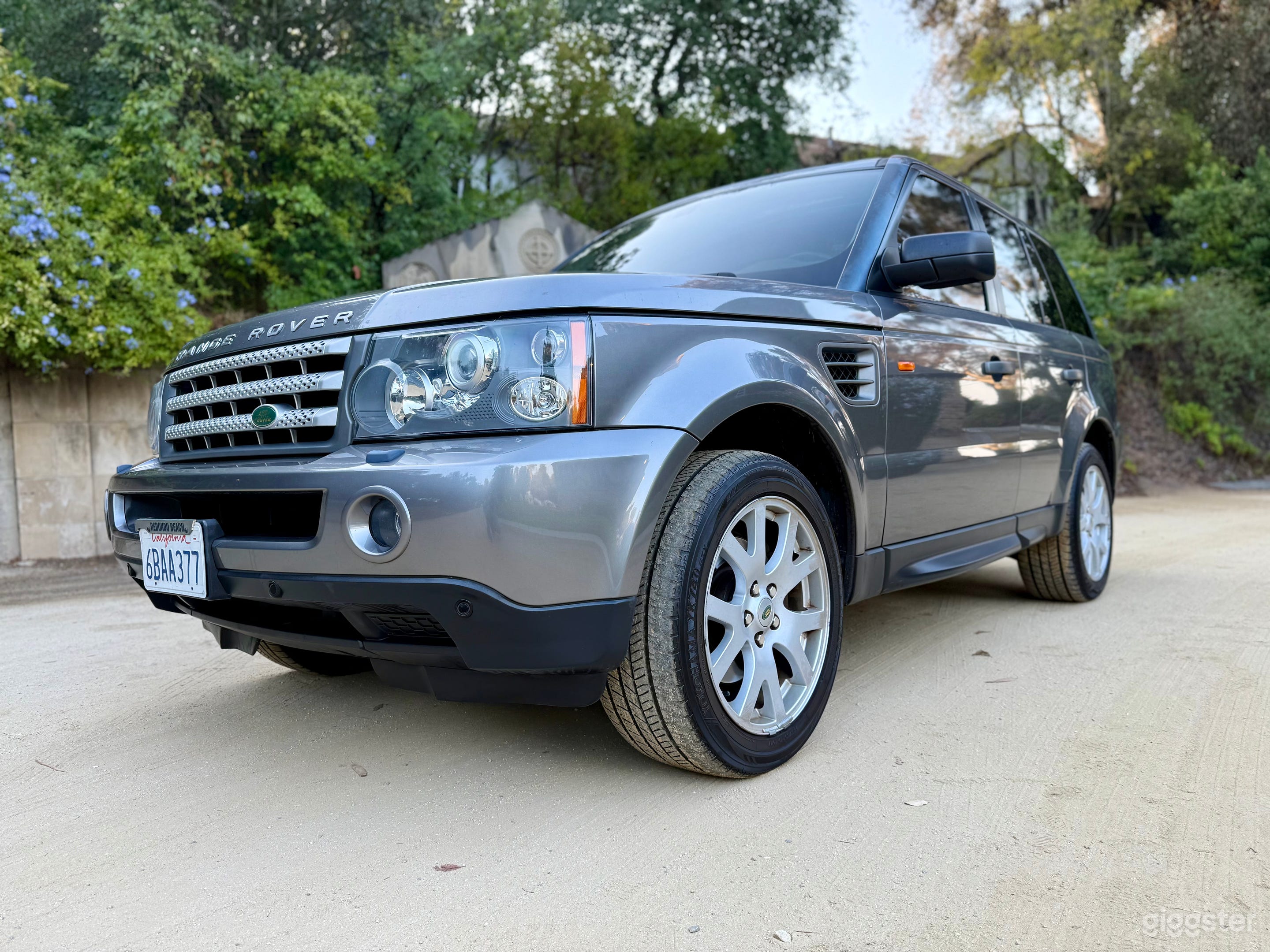 Classic Luxury Range Rover Sport Photo 3