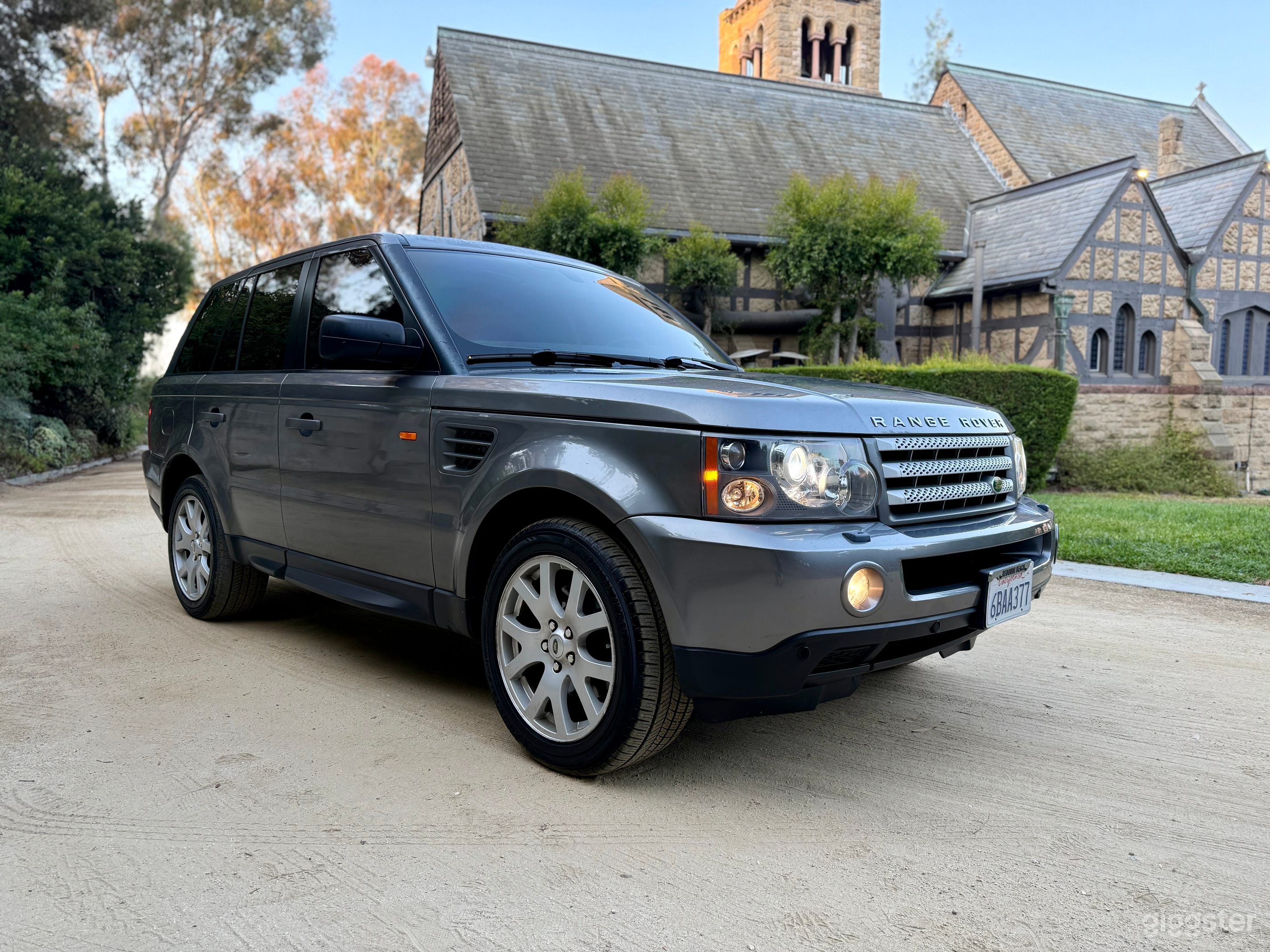 Classic Luxury Range Rover Sport Photo 1