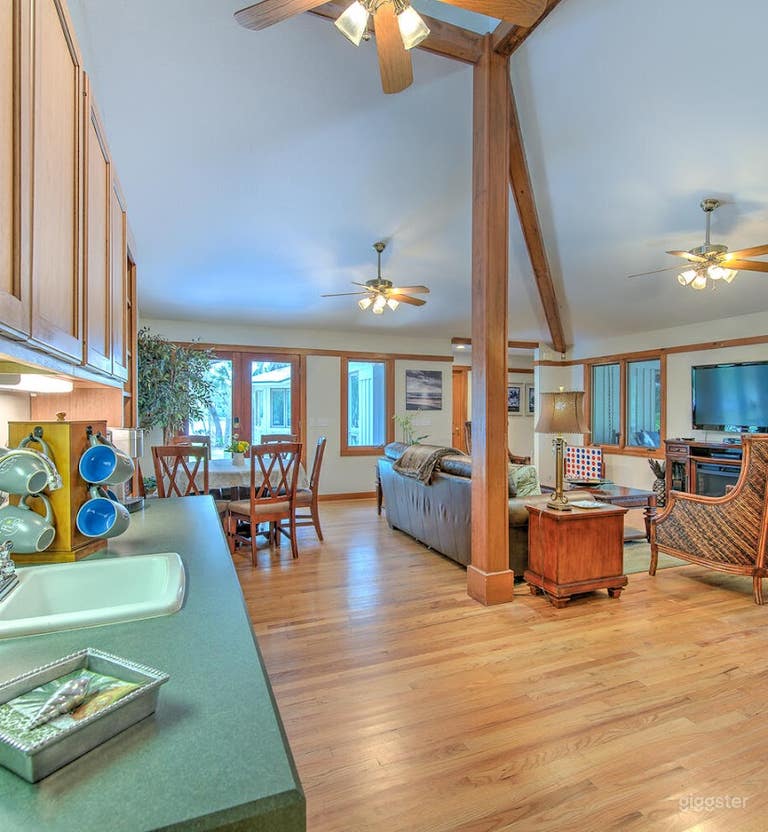  True Florida-style bed and breakfast with stunning riverfront views! 