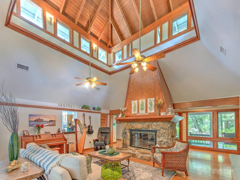  True Florida-style bed and breakfast with stunning riverfront views! 