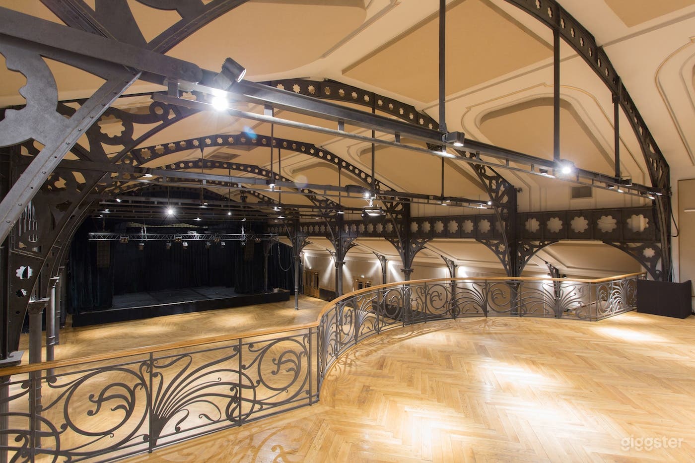 Photo de  Eiffel-inspired metal structure  Music Venue 4