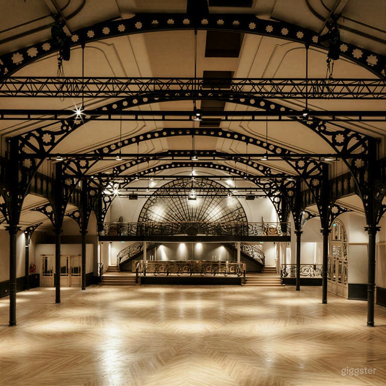  Estructura metálica inspirada en Eiffel  Lugar de música 