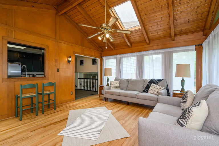  Enjoy This Roomy Cabin Style 5BR With A Pool Table 
