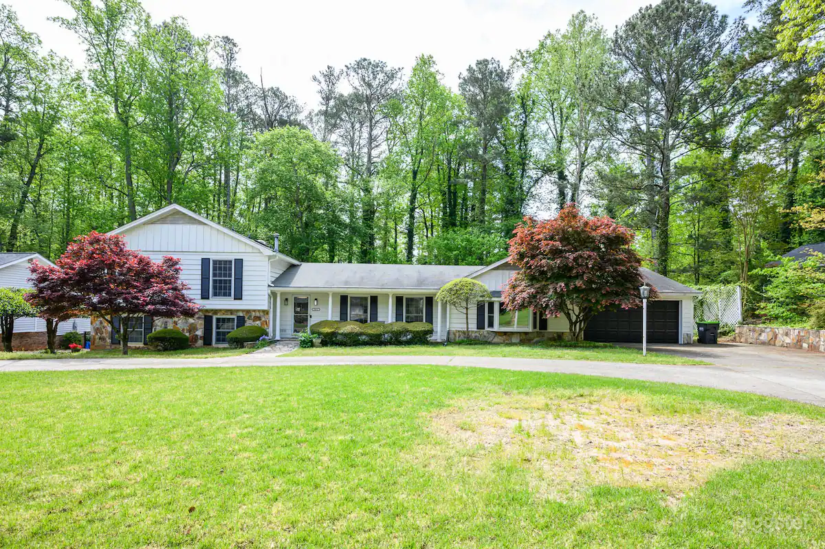 Enjoy This Roomy Cabin Style 5BR With A Pool Table Photo 1