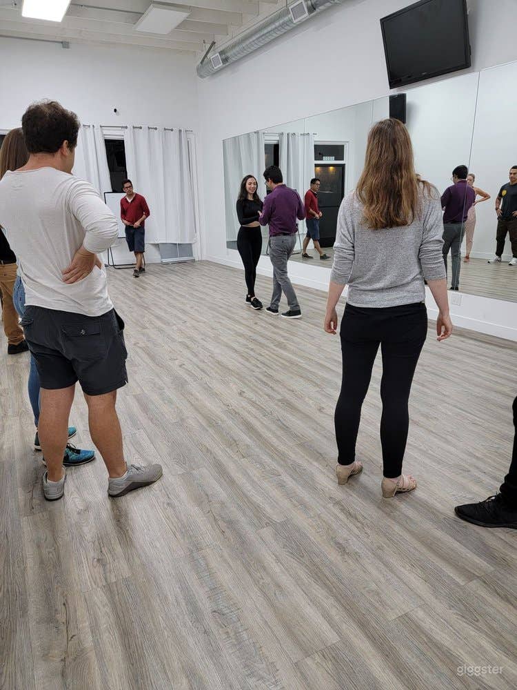  Dance Studio w High Ceiling & Specialized Lighting 