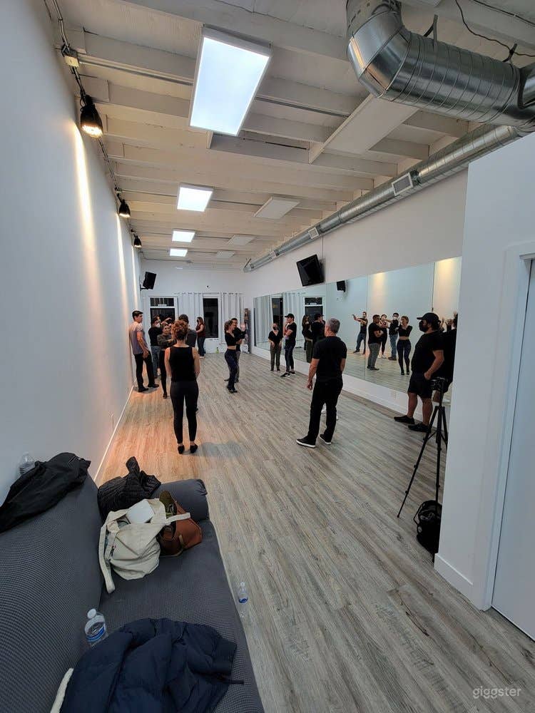 Dance Studio w High Ceiling &amp; Specialized Lighting Photo 3