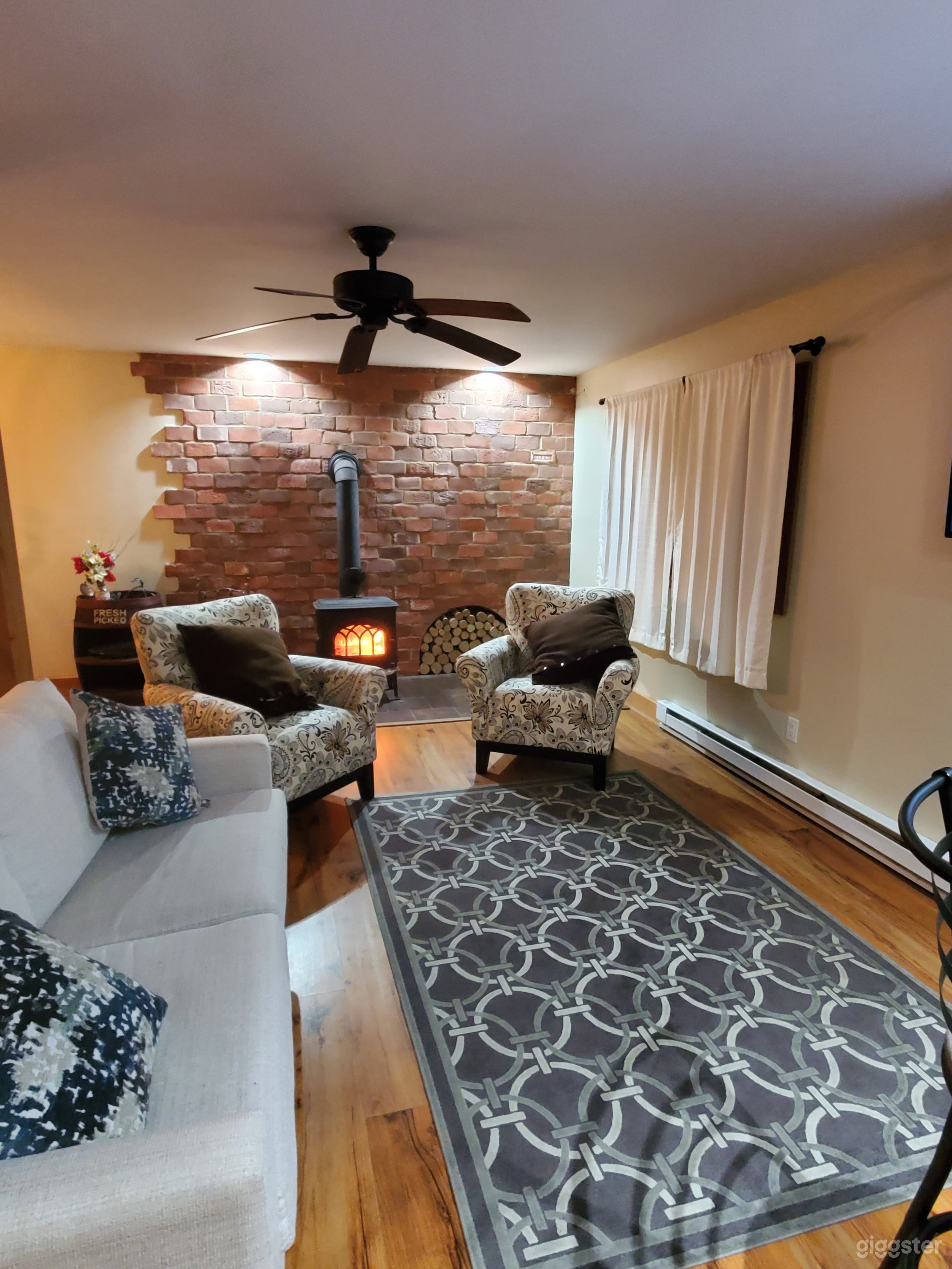 COZY SETTING NEXT TO THE FIREPLACE ! OPERATING WOOD BURNING FIREPLACE 