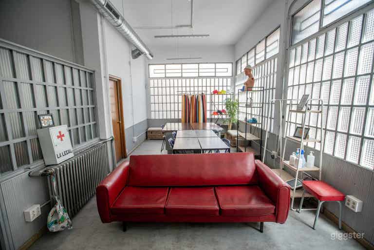  Kleines Büro mit Fernseher zum Projizieren 