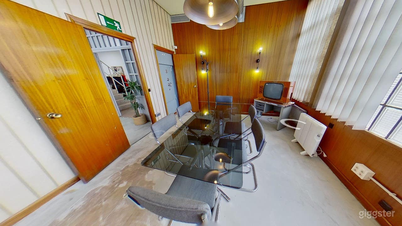 Pequeña oficina con TV para proyectar Photo 4