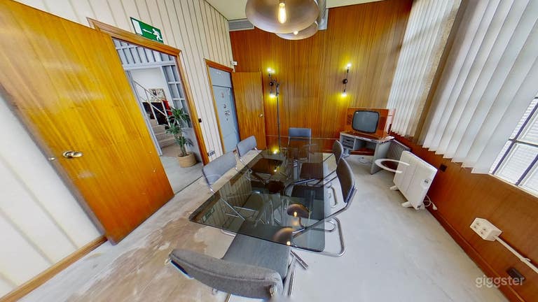  Kleines Büro mit Fernseher zum Projizieren 