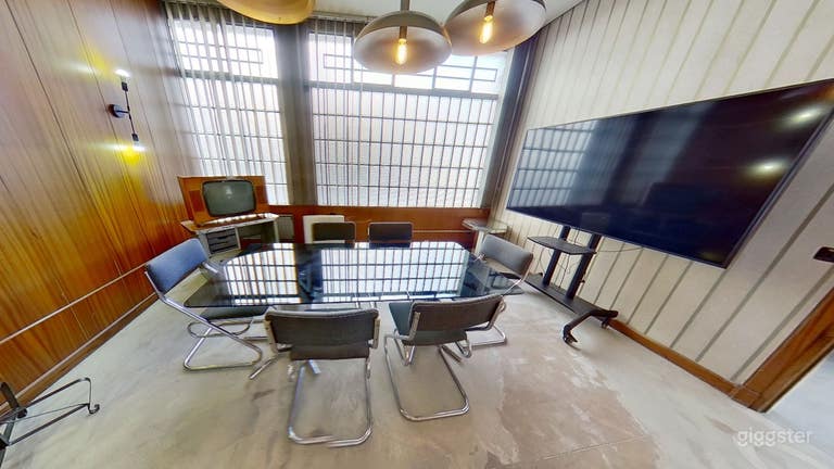  Kleines Büro mit Fernseher zum Projizieren 