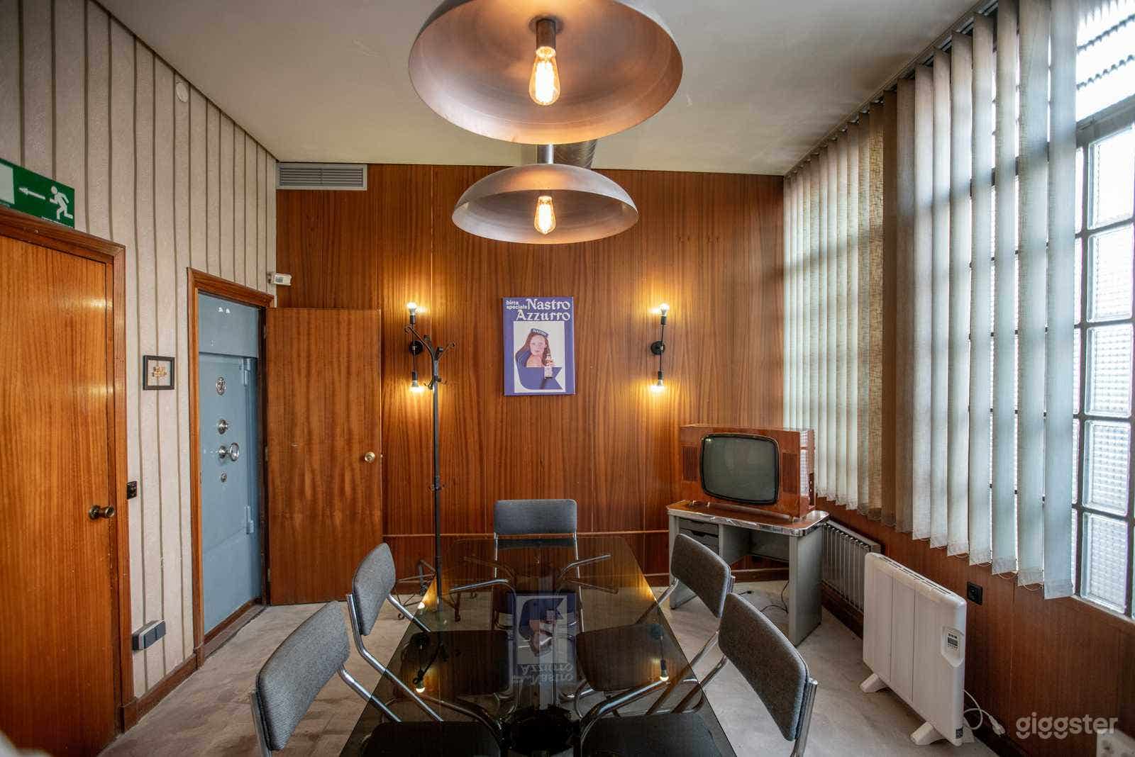 Pequeña oficina con TV para proyectar Photo 3