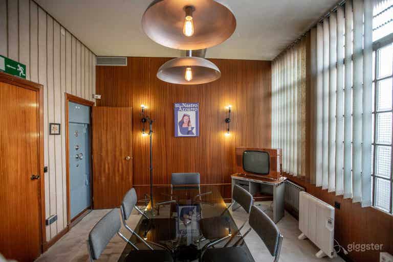  Kleines Büro mit Fernseher zum Projizieren 