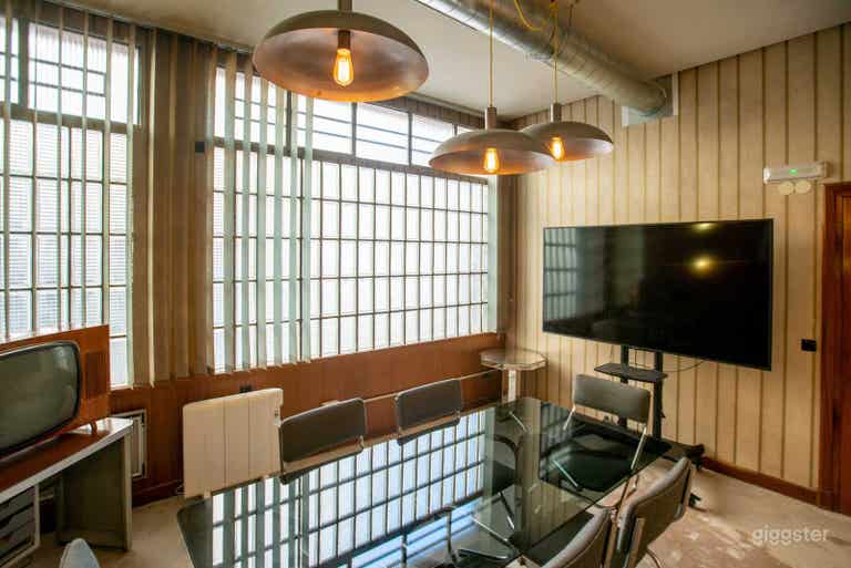  Pequeña oficina con TV para proyectar 