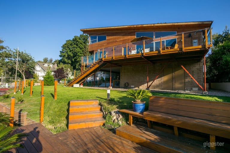  Retiro moderno junto al lago con patio trasero 