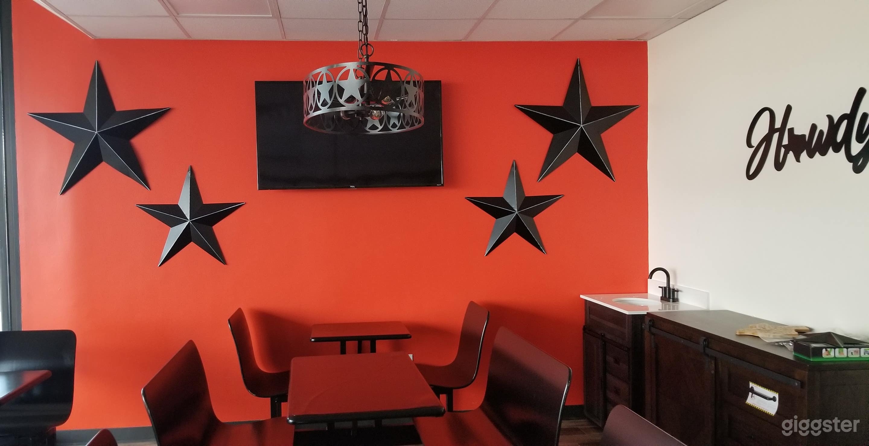 Howdy Room
Seats 14-16 guests