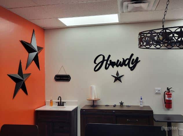  The Howdy Room 