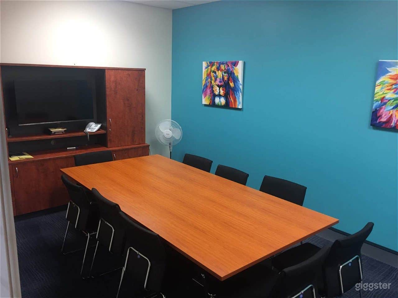 Intimate Business Meeting Room Photo 1