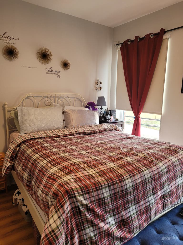  Nido acogedor en el dormitorio, con grandes ventanas para una excelente iluminación. 