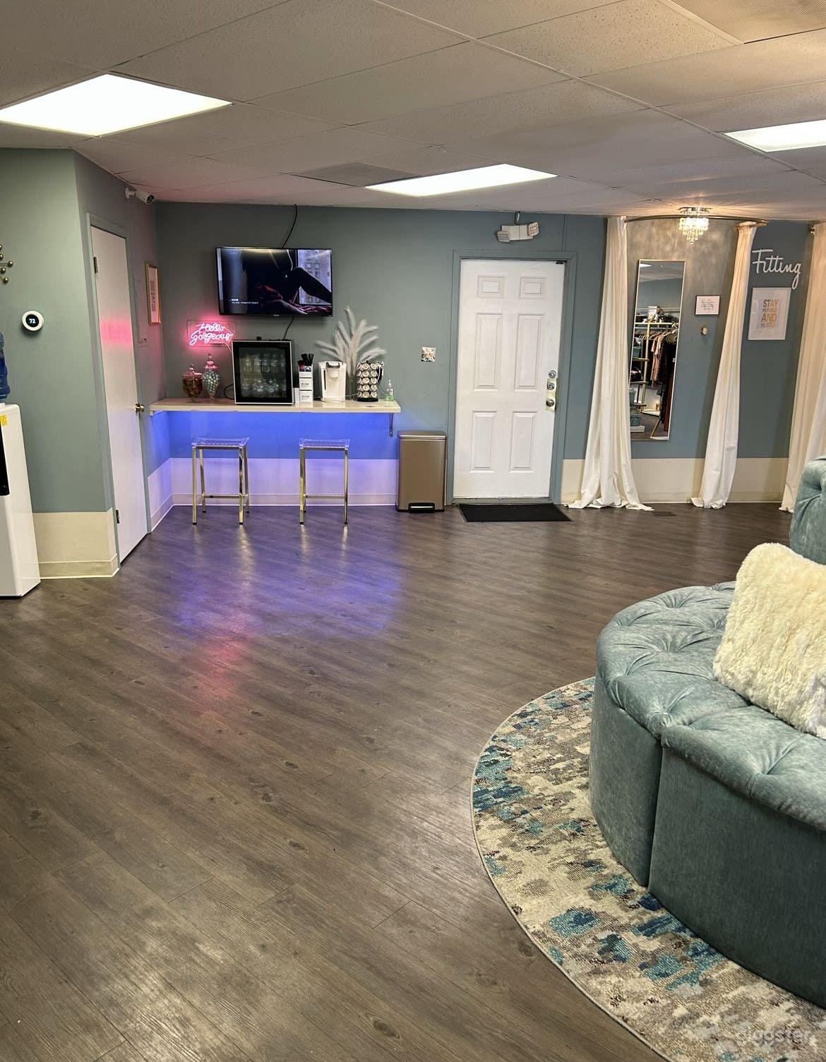 Cozy Storefront Photo 4