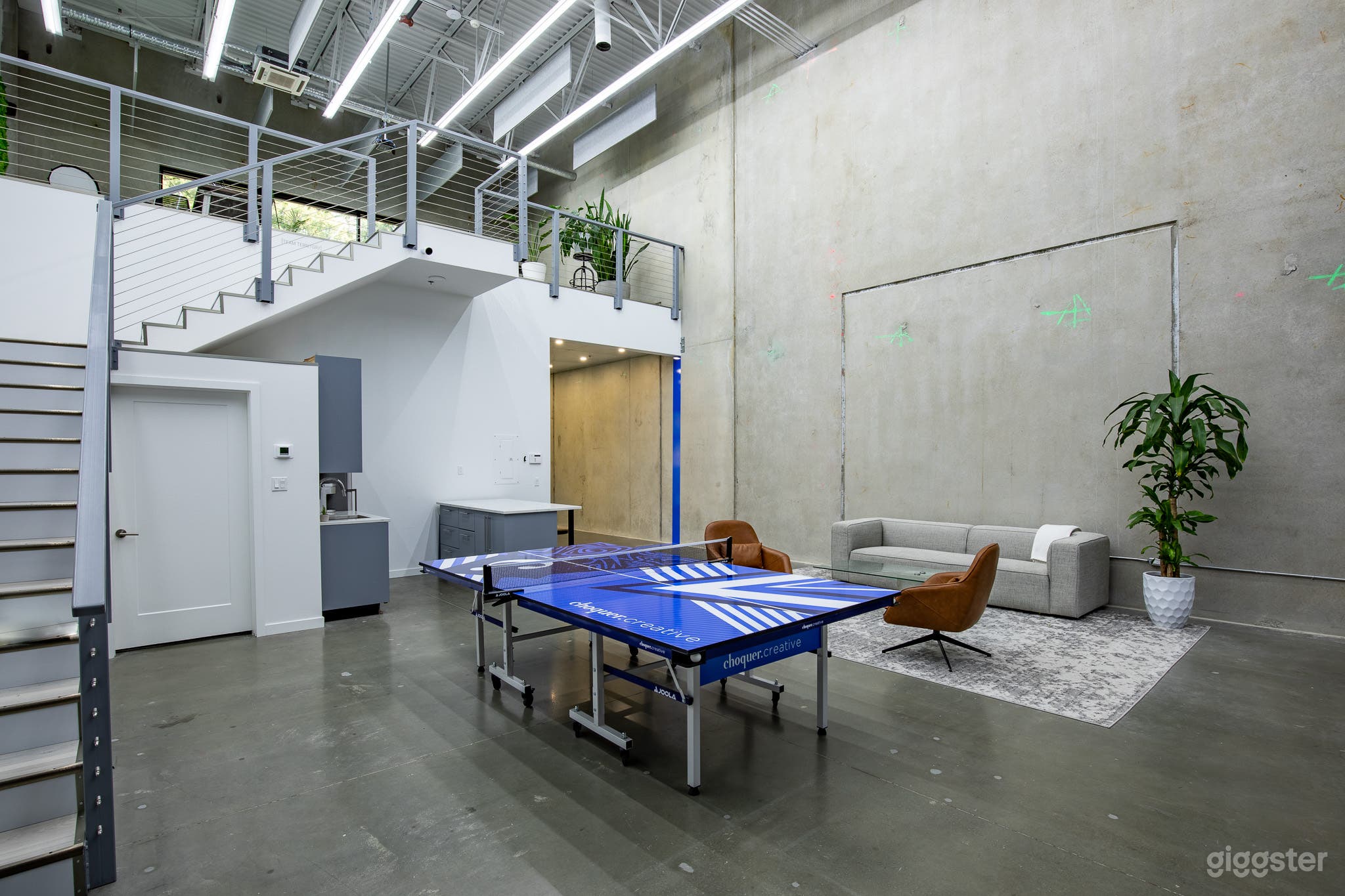 2400 sqft warehouse in Surrey Photo 2