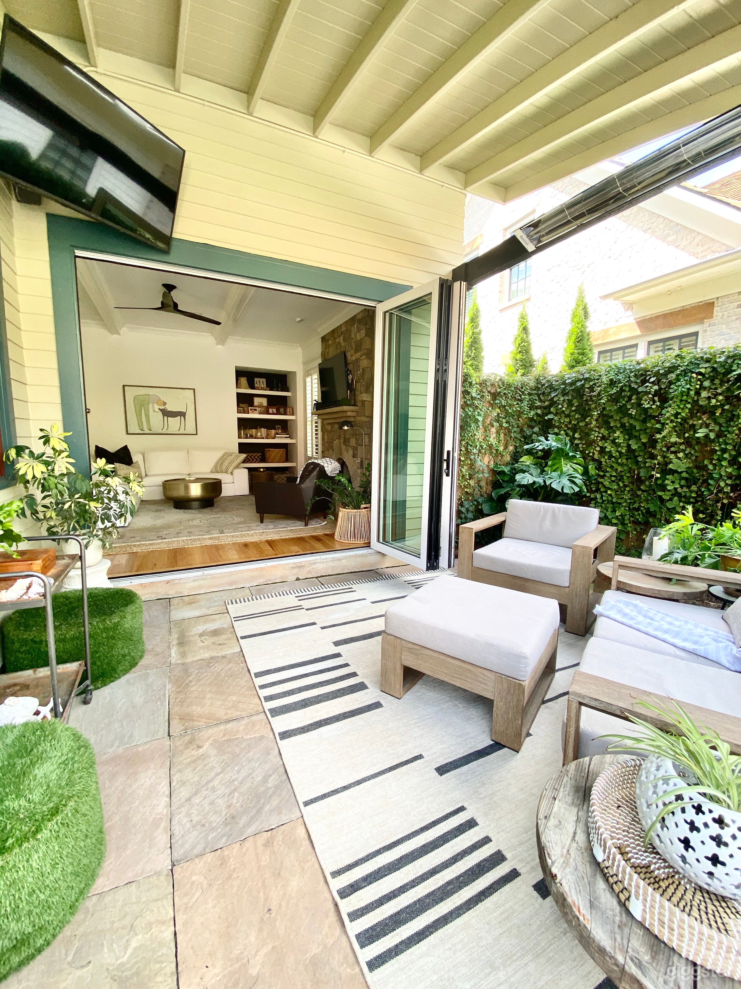 Suburban Arts &amp; Crafts Home in Walkable Community Photo 3