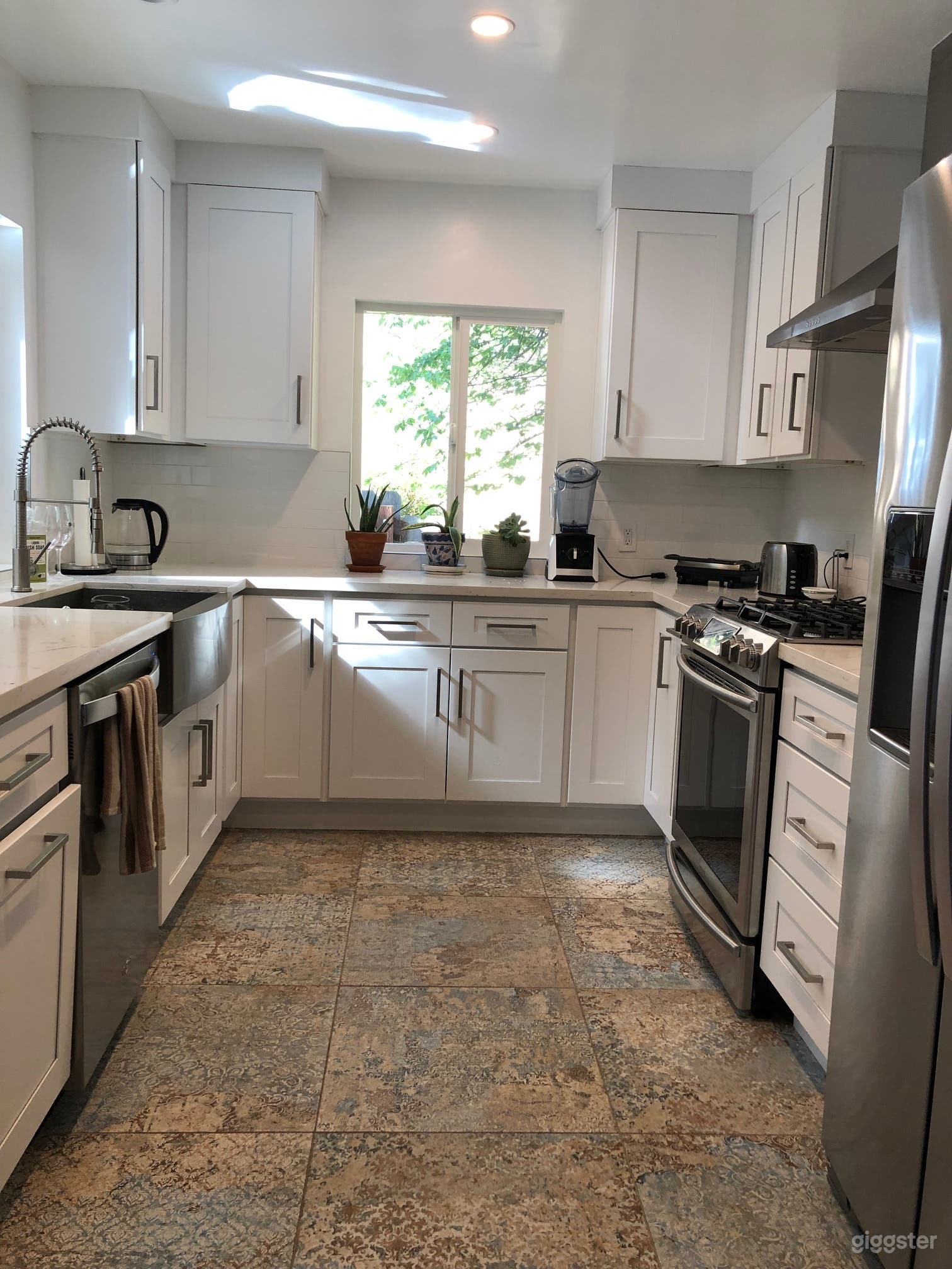 White, bright kitchen