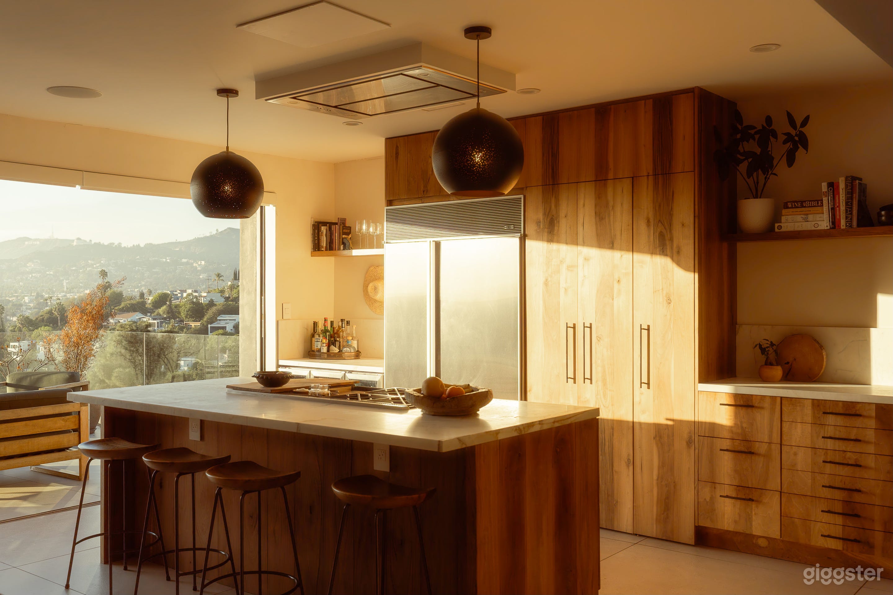 Hip view home w/ open kitchen & 30’ of bookshelves Photo 1