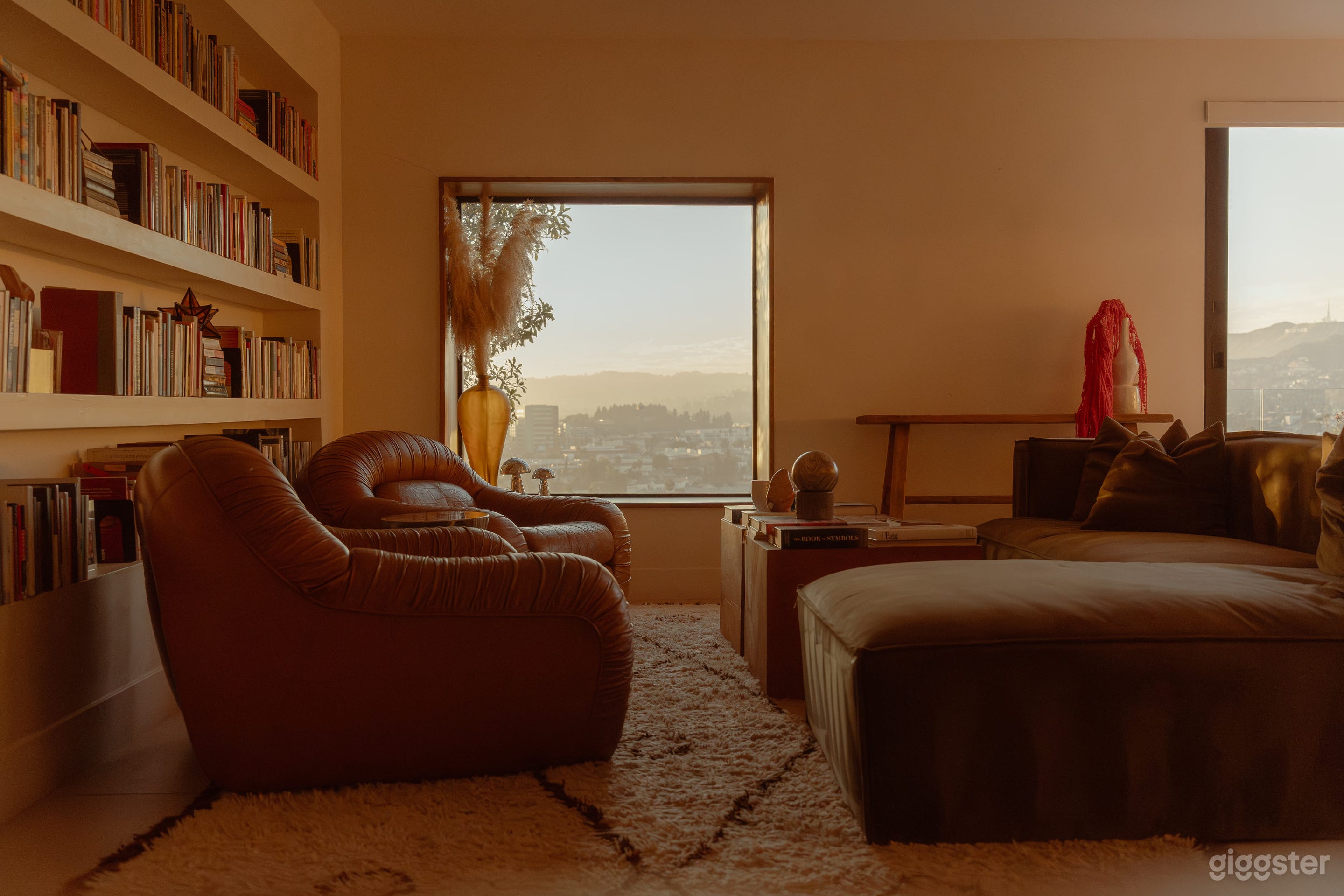 Hip view home w/ open kitchen & 30’ of bookshelves Photo 2