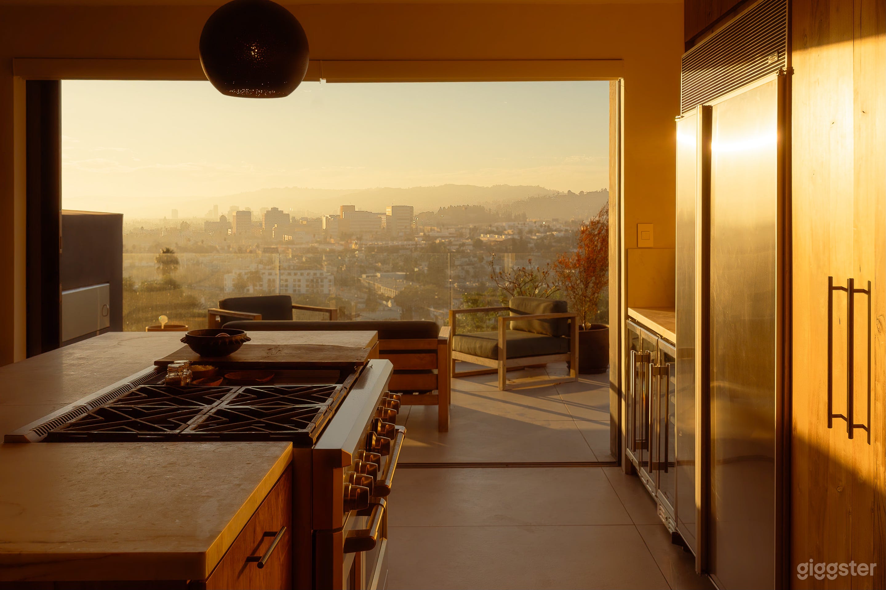 Hip view home w/ open kitchen & 30’ of bookshelves Photo 3