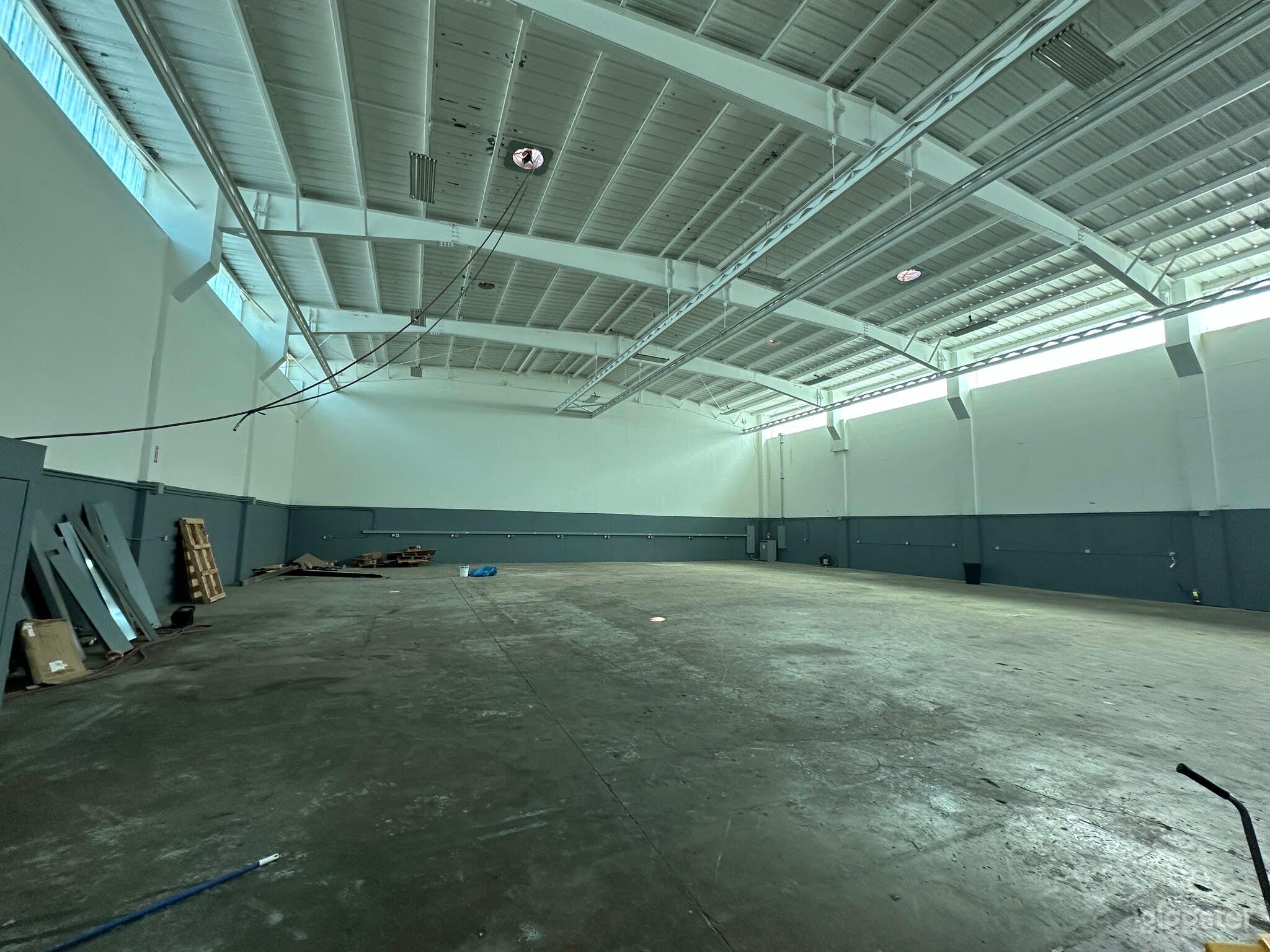 Spacious 8,000 Sq. Ft. Industrial Warehouse in Bayview, San Francisco – Ideal for Productions Photo 2