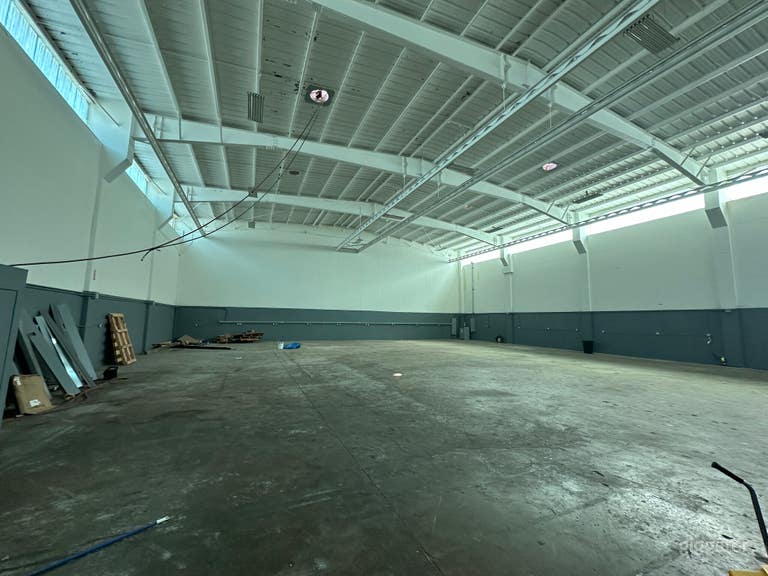  Spacious 8,000 Sq. Ft. Industrial Warehouse in Bayview, San Francisco – Ideal for Productions 