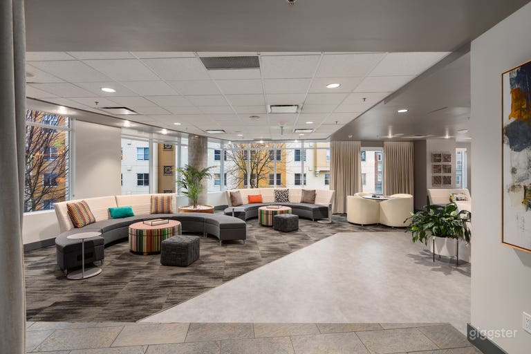  Funky, Vibrant Lounge & Patio in Bellevue 