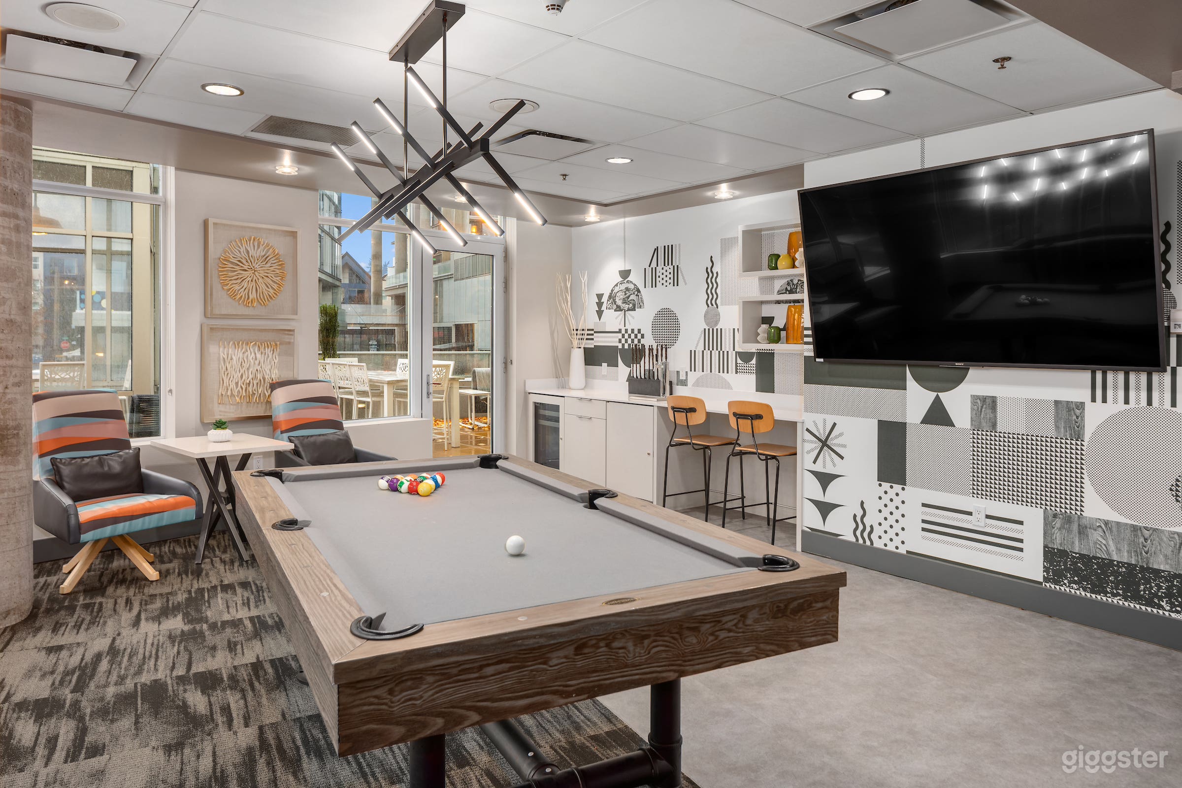 Funky, Vibrant Lounge &amp; Patio in Bellevue Photo 4