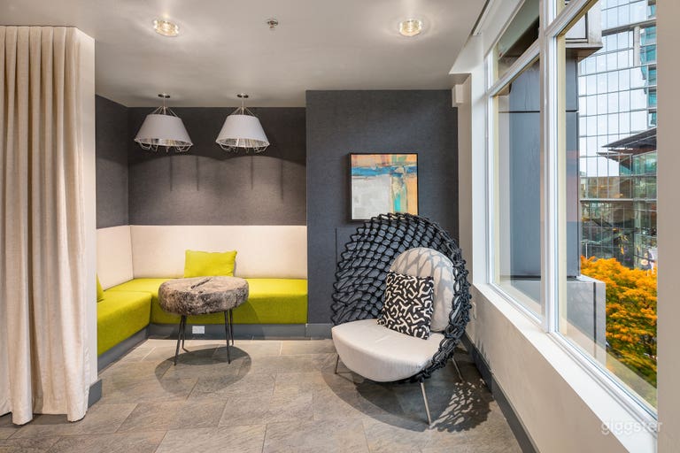  Funky, Vibrant Lounge & Patio in Bellevue 