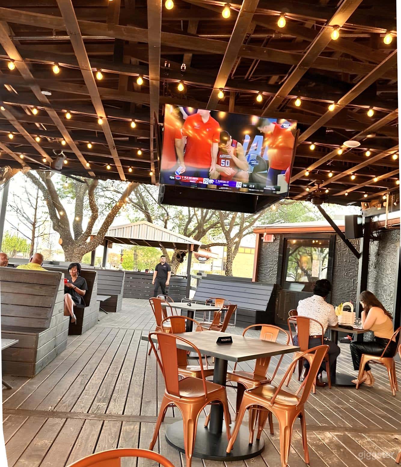 Semi-covered Patio for Outdoor Events Photo 2