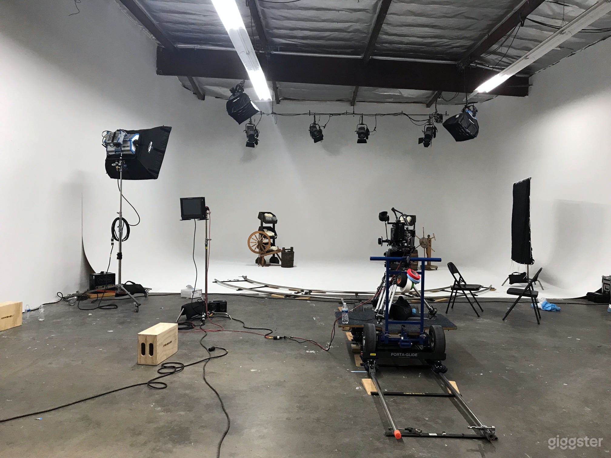 Photo Studio with 3-wall Cyc Photo 2