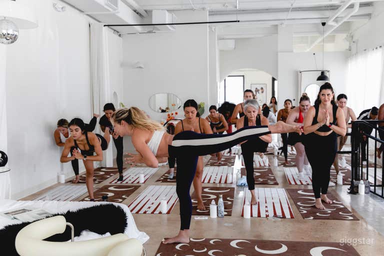  Lifestyle Content Photo Studio with Natural Light  