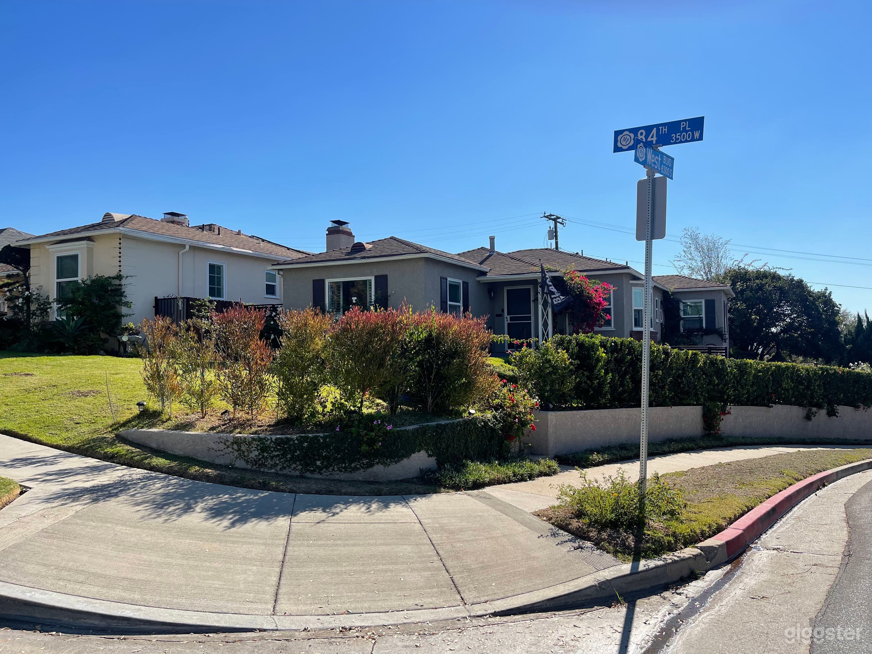 Iconic view Sofi/Forum w/outdoor garden/lounge Photo 1