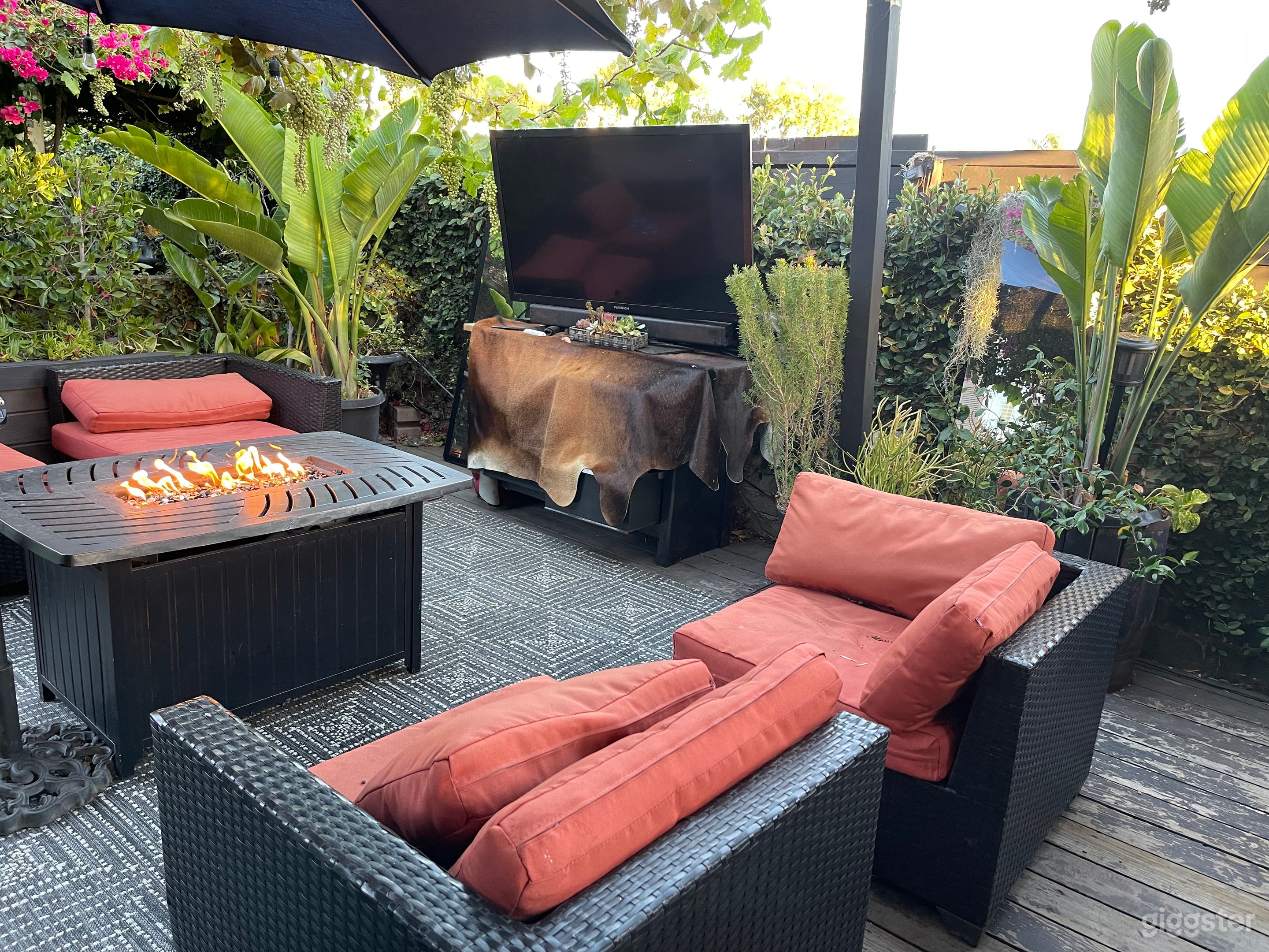 Iconic view Sofi/Forum w/outdoor garden/lounge Photo 3