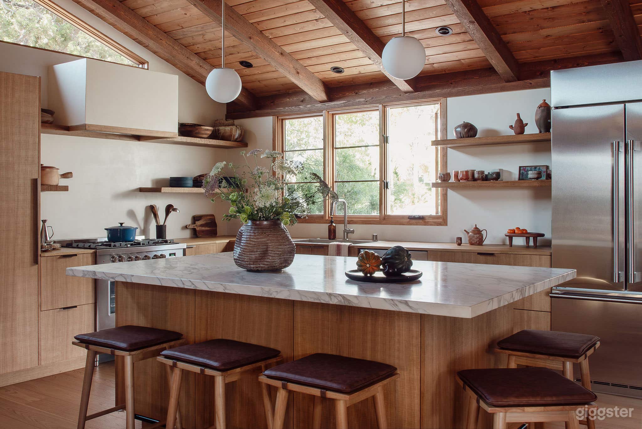 Canyon House Filled with Natural Light, Warm and Cozy Charm Photo 4