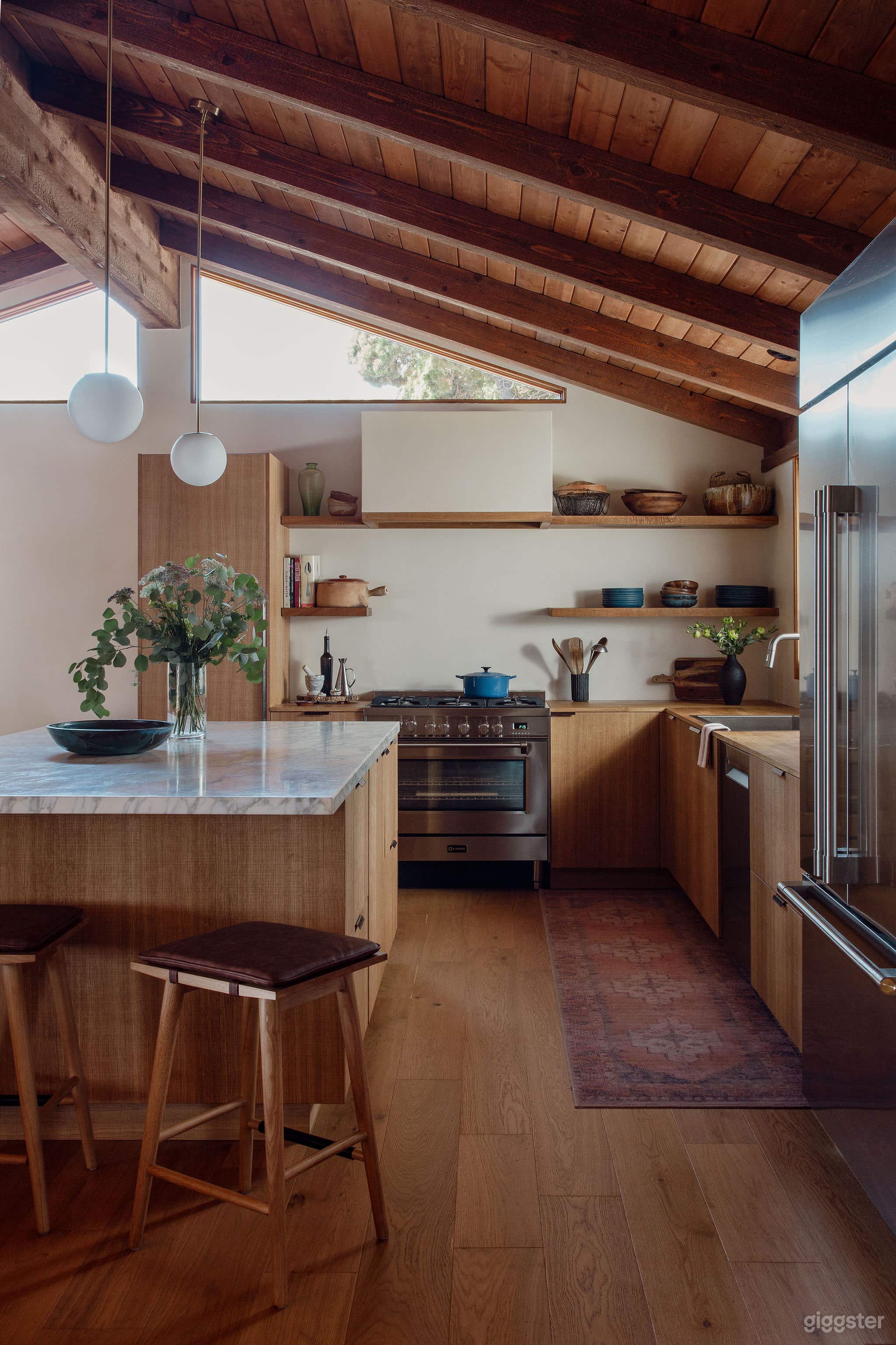 Canyon House Filled with Natural Light, Warm and Cozy Charm Photo 3