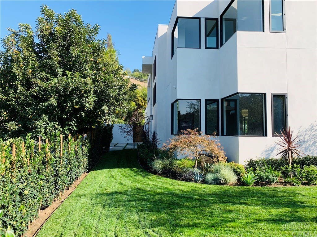 Modern Luxury Home in Laurel Canyon Photo 1