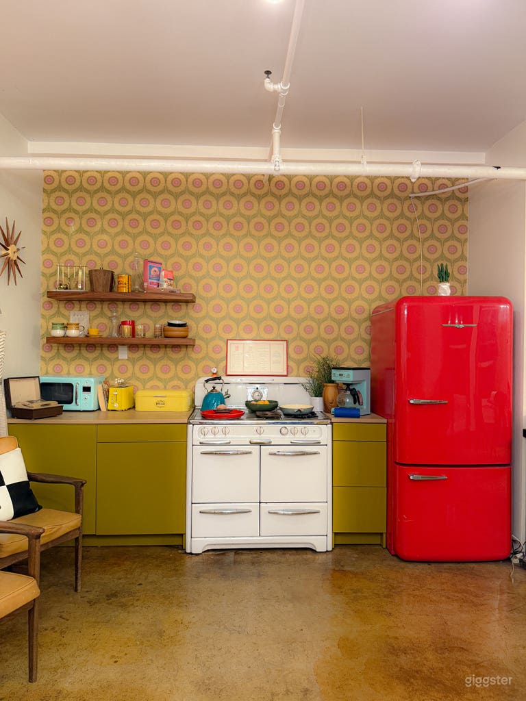  Retro Vintage Room with Colorful Mid-Century Decor 